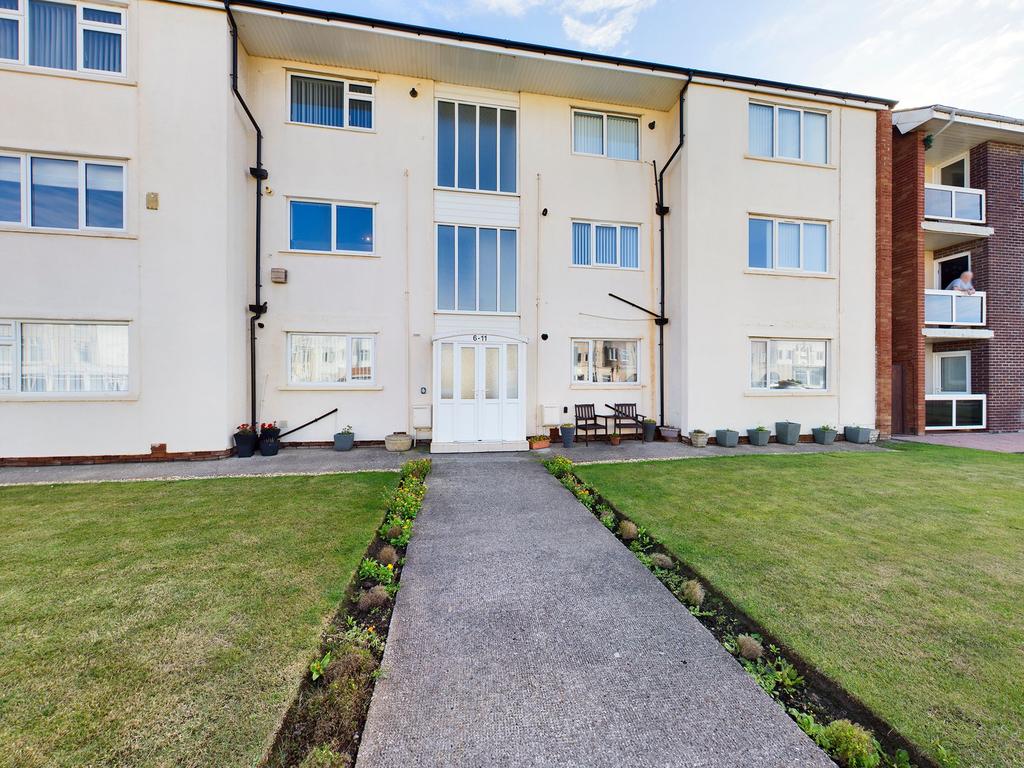 Clifton Drive, Blackpool, FY4 2 bed apartment £80,000