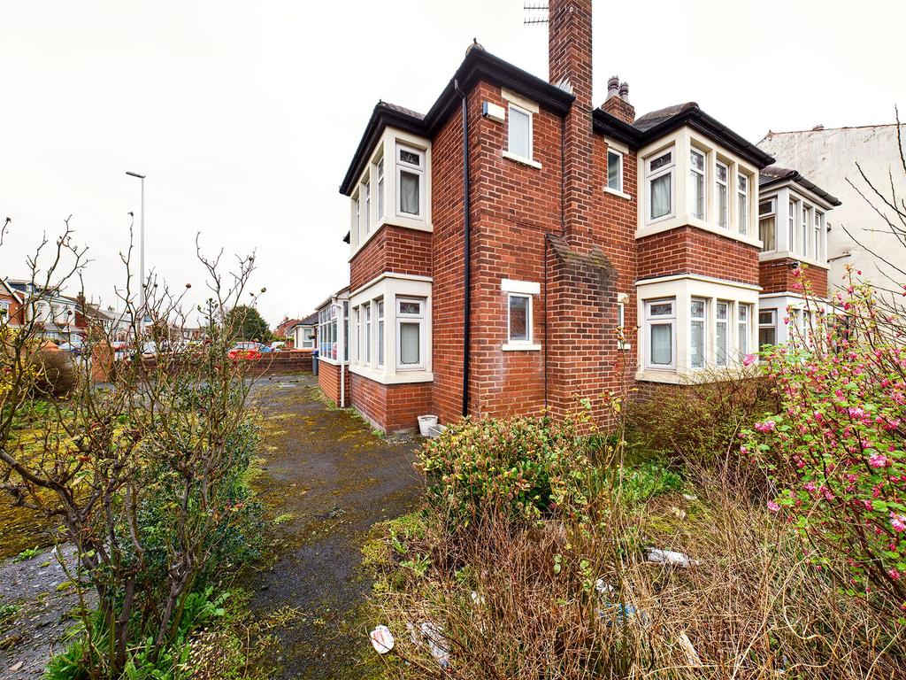 St. Annes Road, Blackpool, FY4 3 bed end of terrace house £140,000