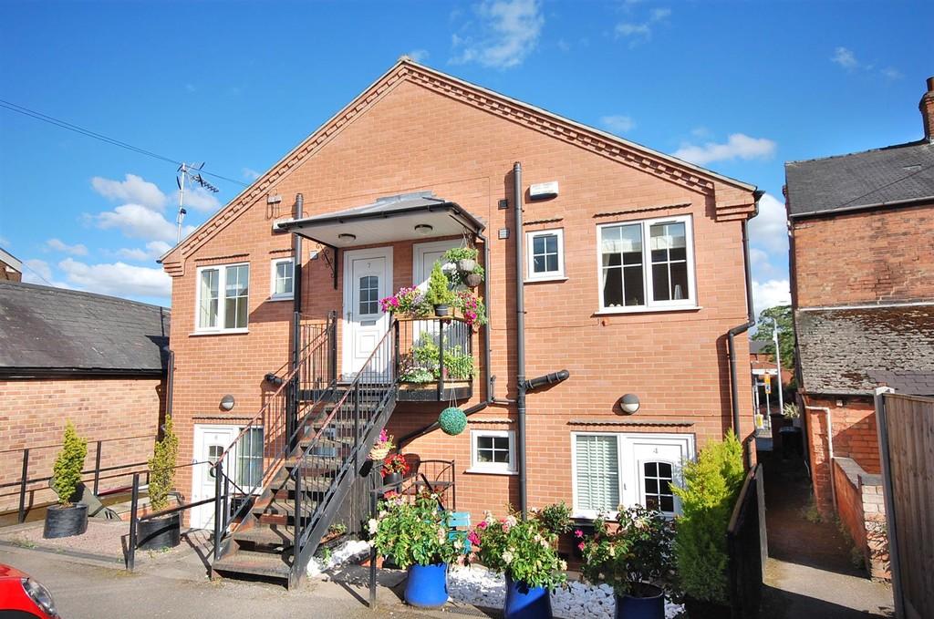 Walnut Court, Radcliffe On Trent 2 bed apartment £750 pcm (£173 pw)