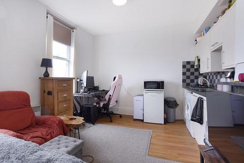 Studio to rent, 61 London Road, Canterbury