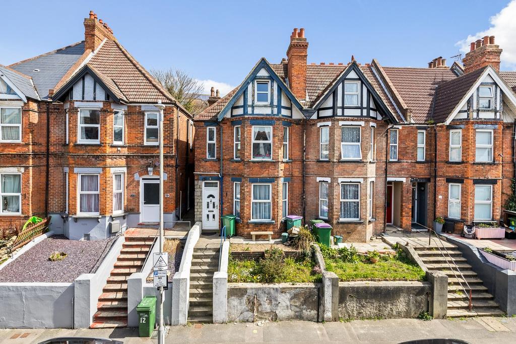 Bradstone Avenue, Folkestone, CT19 4 bed semidetached house £330,000