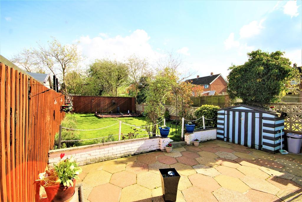 Drive, Bletchley, Milton Keynes, MK3 3 bed terraced house £295,000