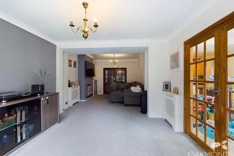 114 Beauly Way, Rise Park, Romford, RM1 4XR