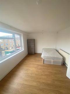 1 bedroom in a house share to rent - Overbury Street, London