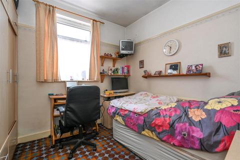 39 Rosemary Avenue, West Molesey, KT8 1QF