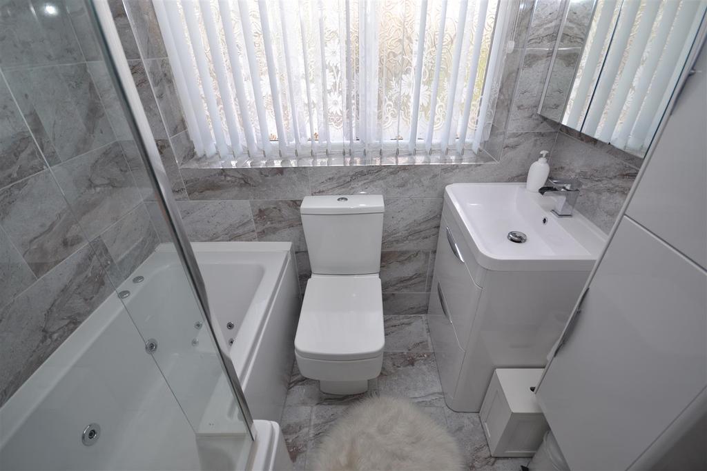 8richmondway BATHROOM.JPG