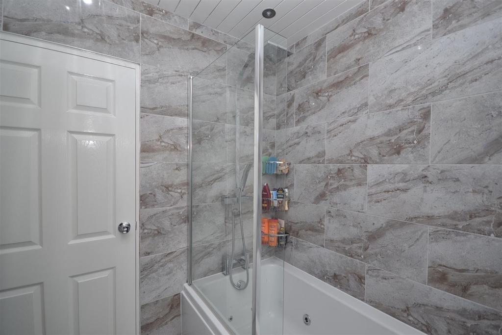 8richmondway BATHROOMVIEW2.JPG
