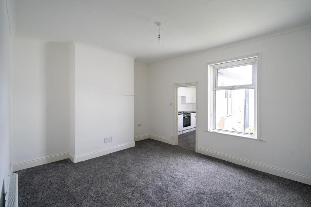 Edward Burdis Street, Southwick... 1 bed cottage £450 pcm (£104 pw)