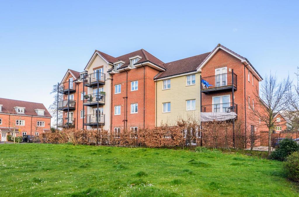 Hut Farm Place, Chandler's Ford... 2 bed flat £225,000