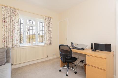 23 Hambledon Hill, Epsom, KT18 7BZ