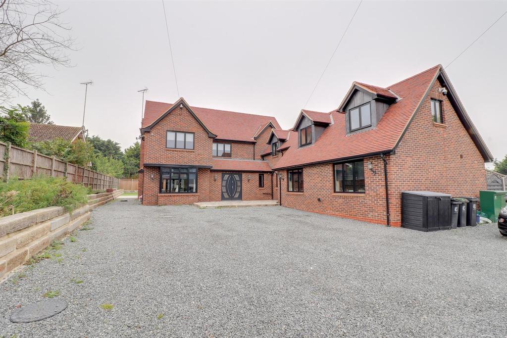 Belchers Lane, Nazeing, Essex 5 bed detached house £2,700 pcm (£623 pw)