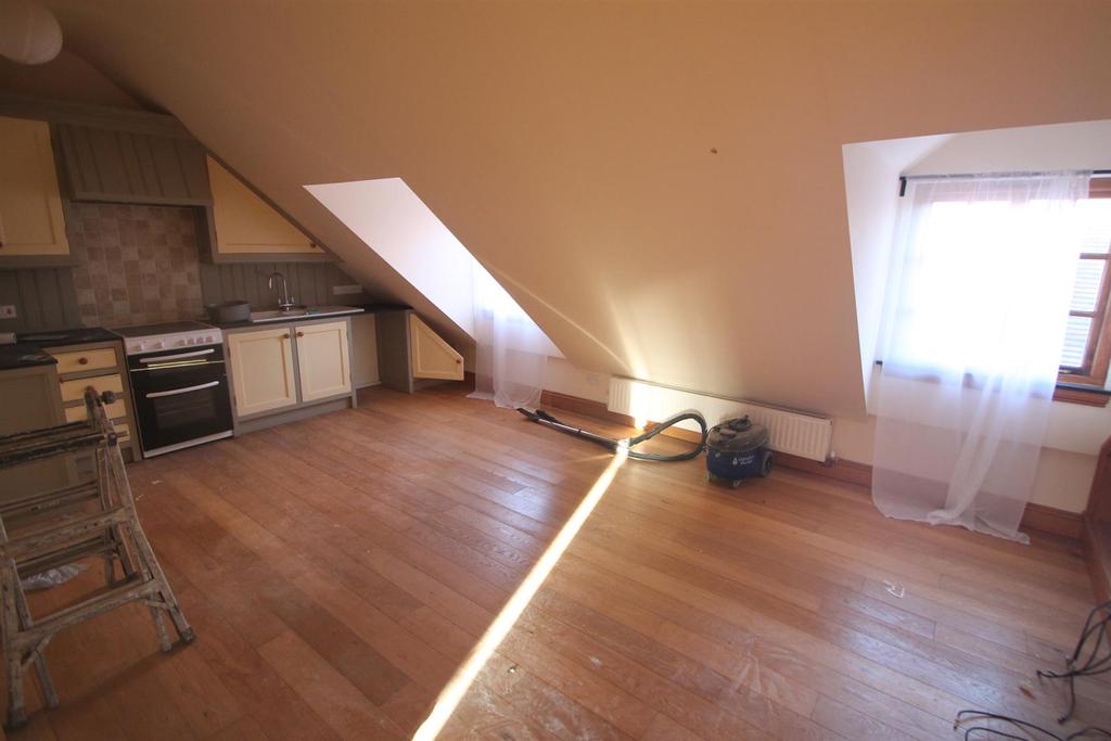 The Angel, Broad Street, Ludlow 2 bed flat £625 pcm (£144 pw)