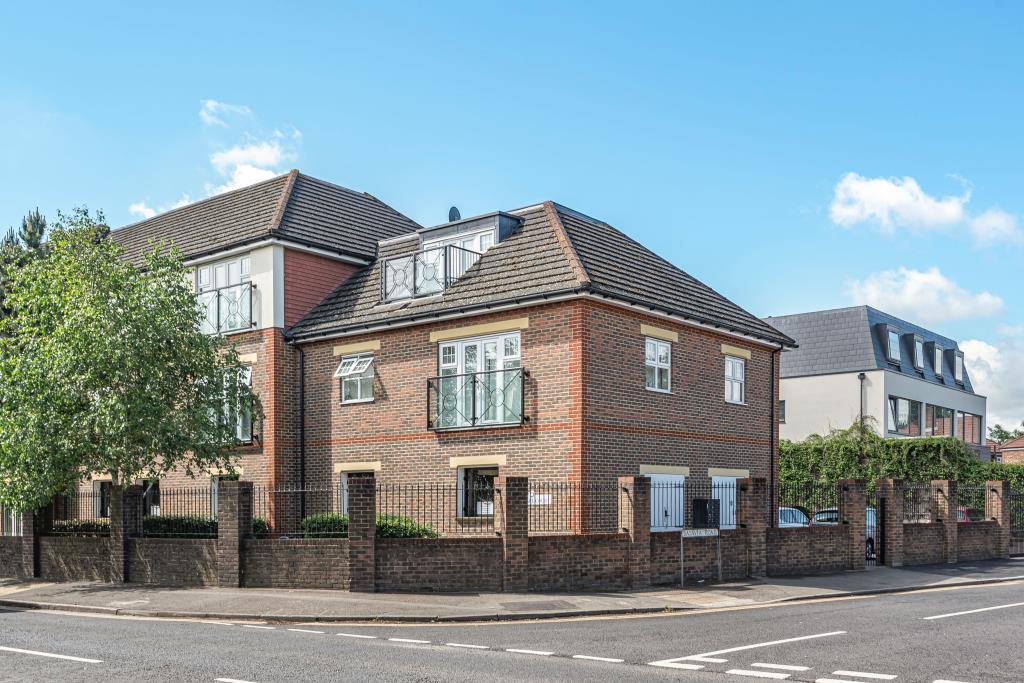 Lower Sunbury, Surrey, TW16 2 bed flat for sale £300,000
