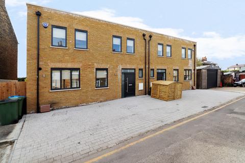 3 bedroom semi-detached house to rent, Sun Lane, London