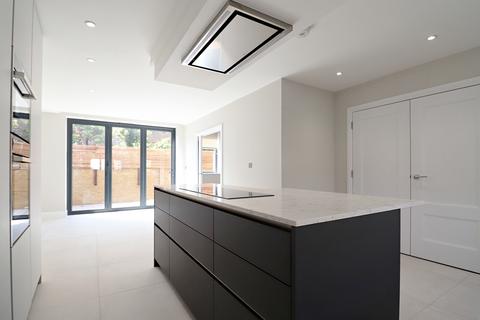 3 bedroom semi-detached house to rent, Sun Lane, London
