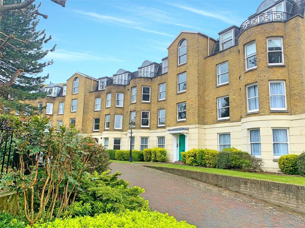 Beach Crescent, Littlehampton, West Sussex, BN17 2 bed apartment £350,000