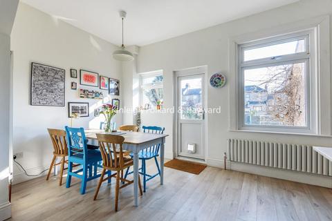 82 Fordel Road, London, SE6 1XR