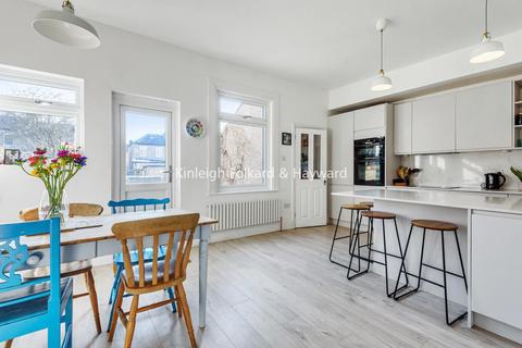 82 Fordel Road, London, SE6 1XR