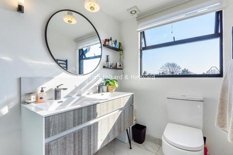 82 Fordel Road, London, SE6 1XR