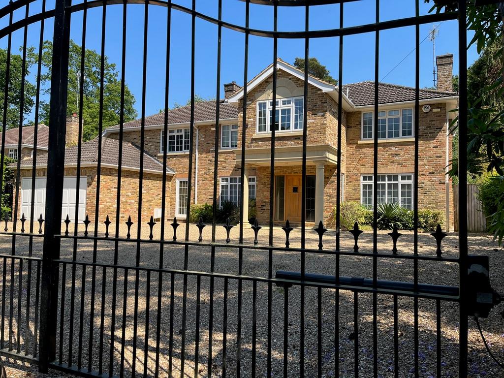 RAVENSDALE ROAD, SOUTH ASCOT... 5 bed detached house for sale £2,275,000