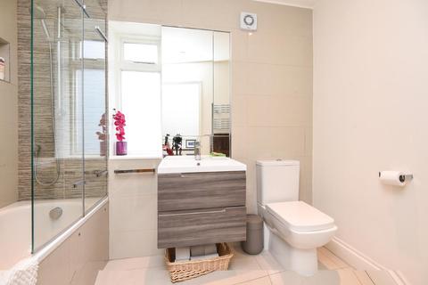 72a Chestnut Grove, London, SW12 8JJ