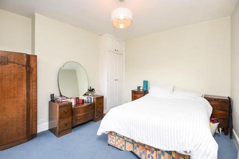 72a Chestnut Grove, London, SW12 8JJ