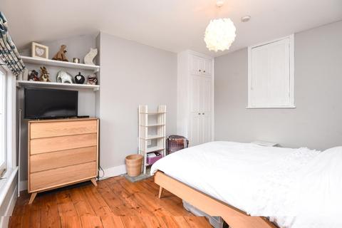 72a Chestnut Grove, London, SW12 8JJ
