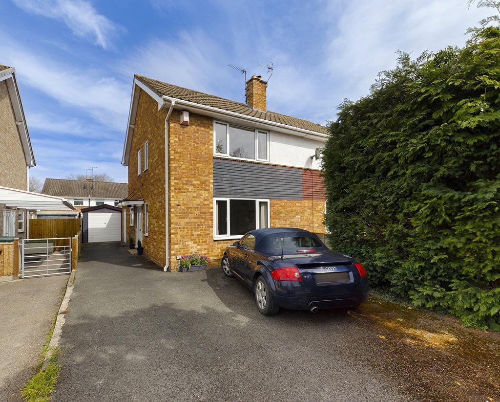 Kingsmead Road, Cheltenham... 3 bed semidetached house £260,000