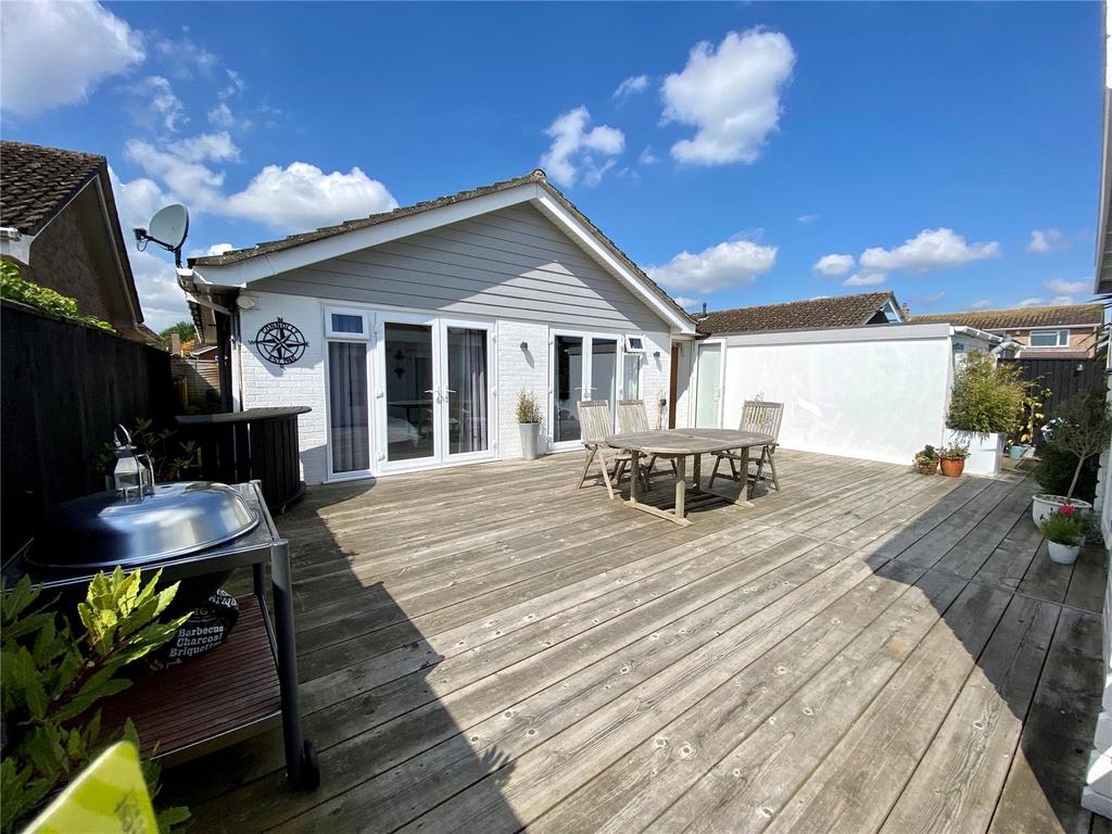 Golden Crescent, Everton, Lymington, Hampshire, SO41 2 bed bungalow for