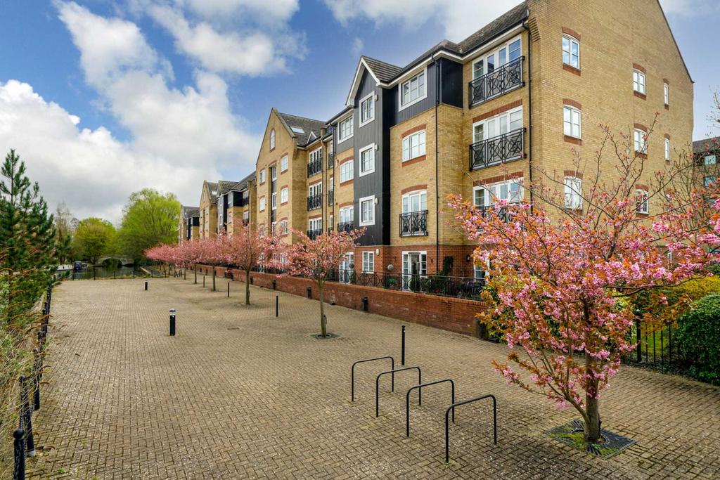Longman Court, Apsley, No Upper Chain 2 bed apartment for sale £350,000