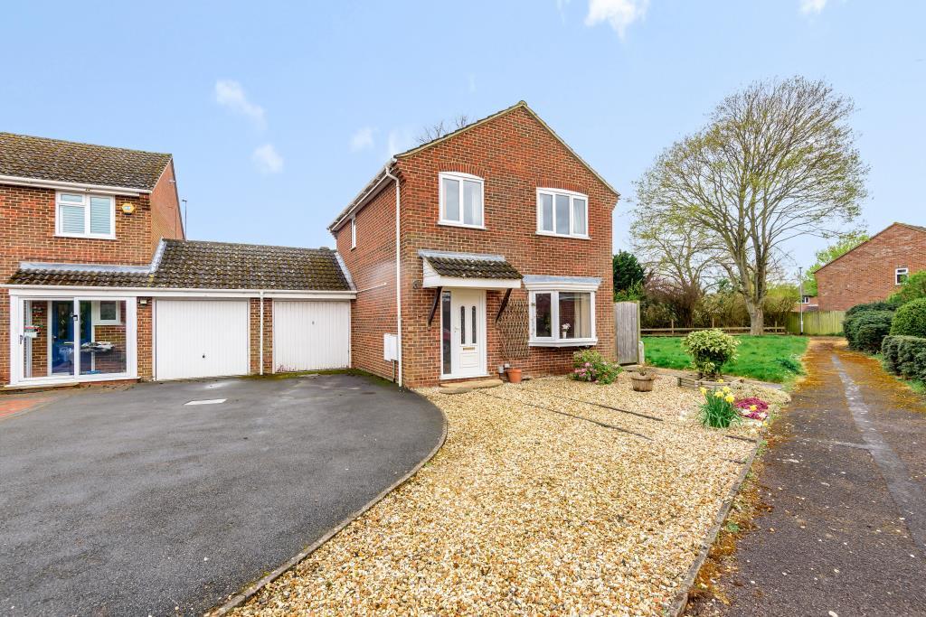 The Moors, Thatcham, RG19 3 bed link detached house - £425,000