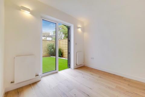 2 bedroom flat for sale, Quarry Court, 2 Dunstans Grove, London, SE22