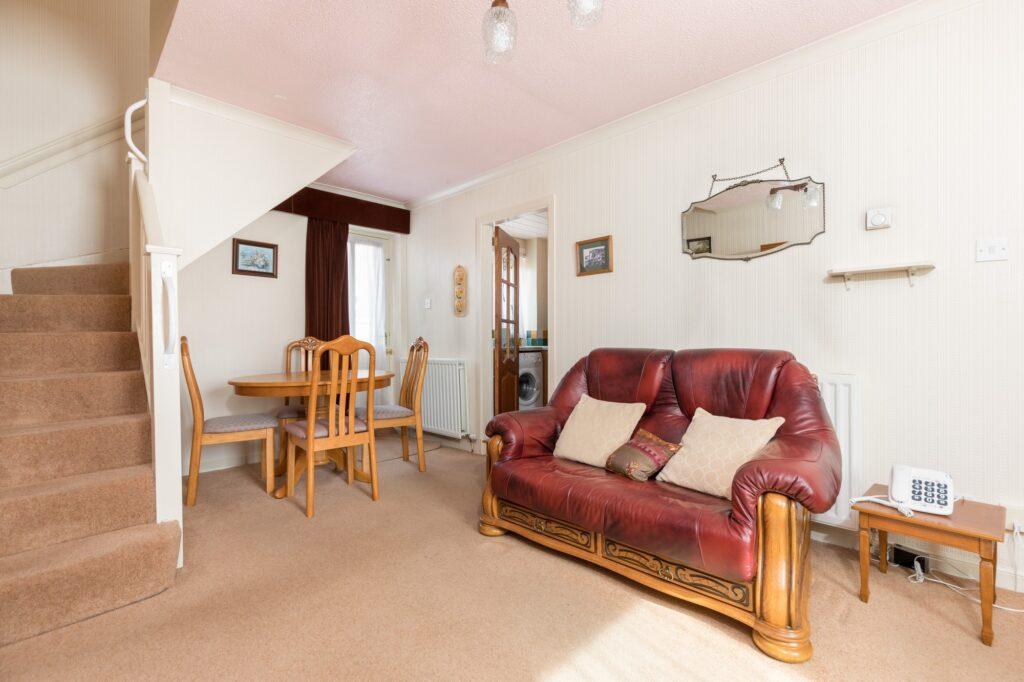 Carleton Gate, Giffnock 2 bed end of terrace house £175,000