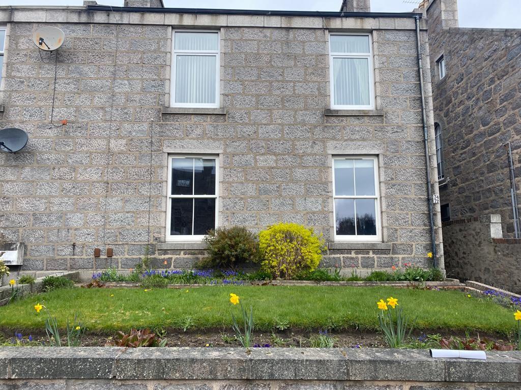 Irvine Place, City Centre, Aberdeen... 2 bed flat £950 pcm (£219 pw)