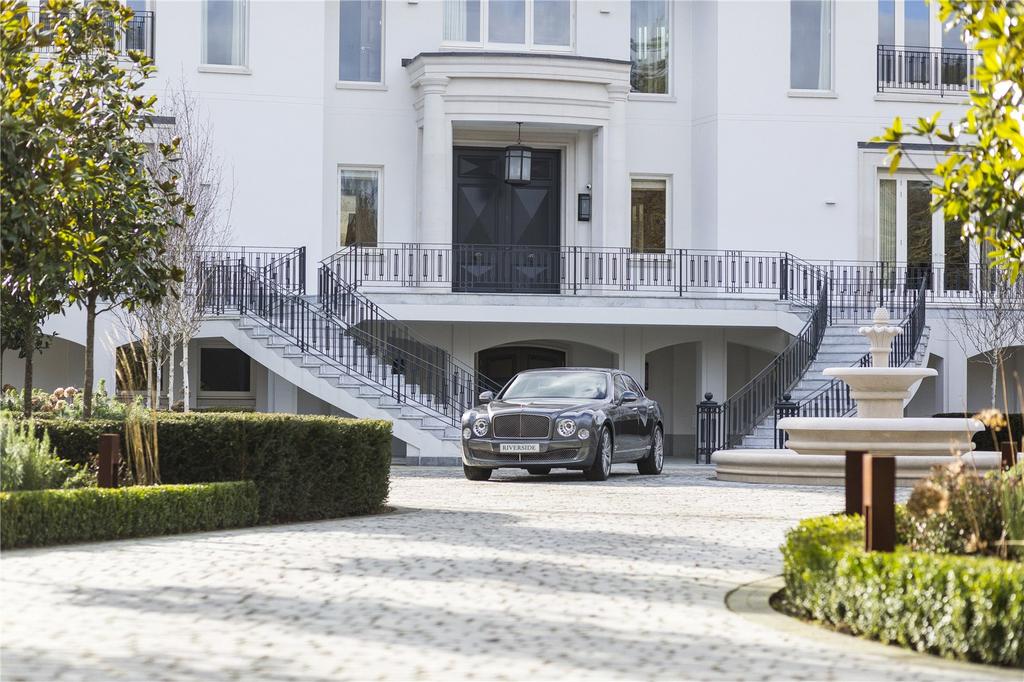 Riverside Manor