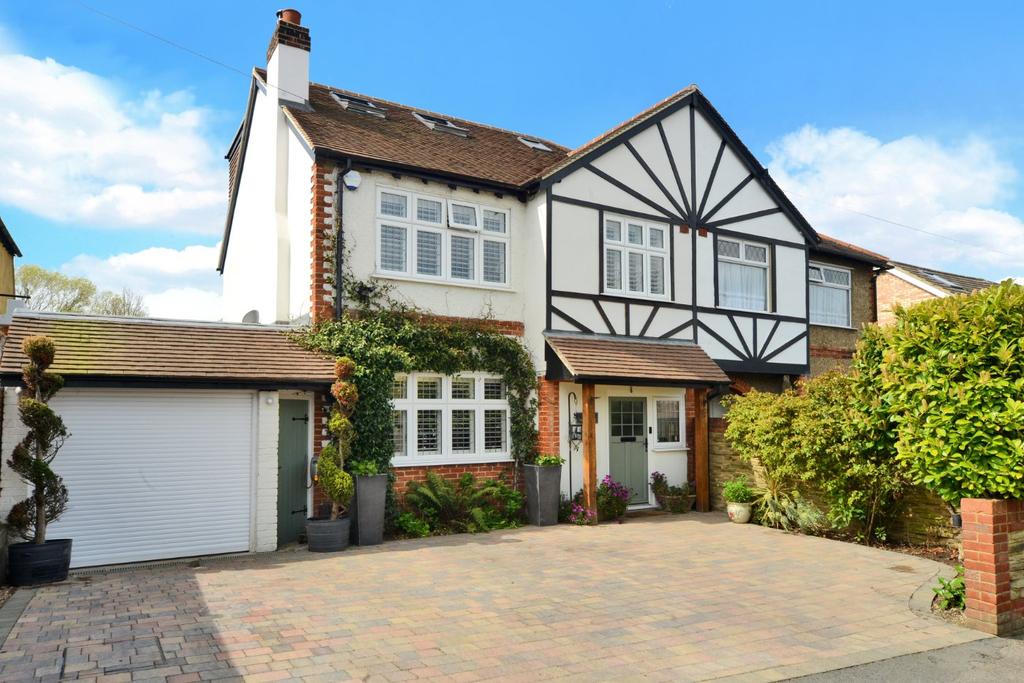 St Clair Drive, Worcester Park, KT4 4 bed semidetached house £925,000