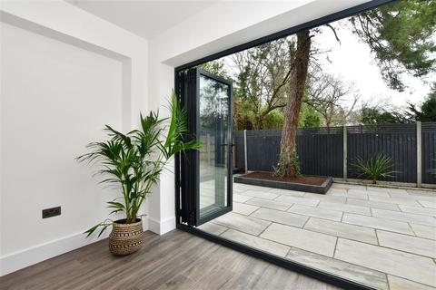 162 Kingsdown Avenue, South Croydon, CR2 6QR