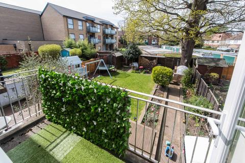 33 Bond Gardens, Wallington, SM6 7LW