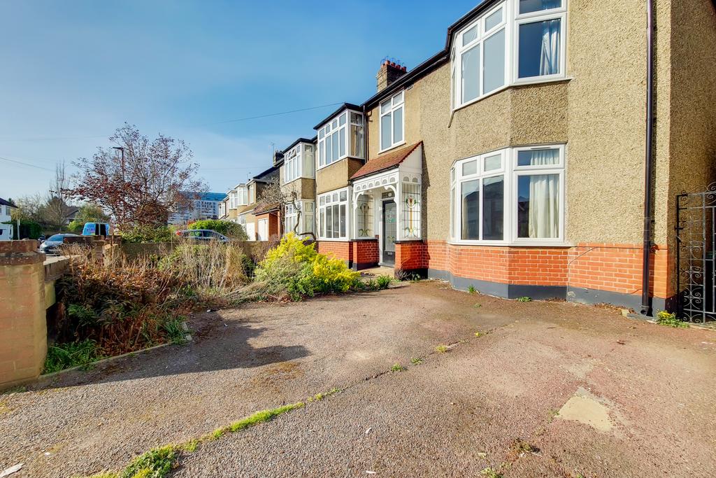 Churchbury Lane, Enfield EN1 3 bed semidetached house £2,250 pcm (£
