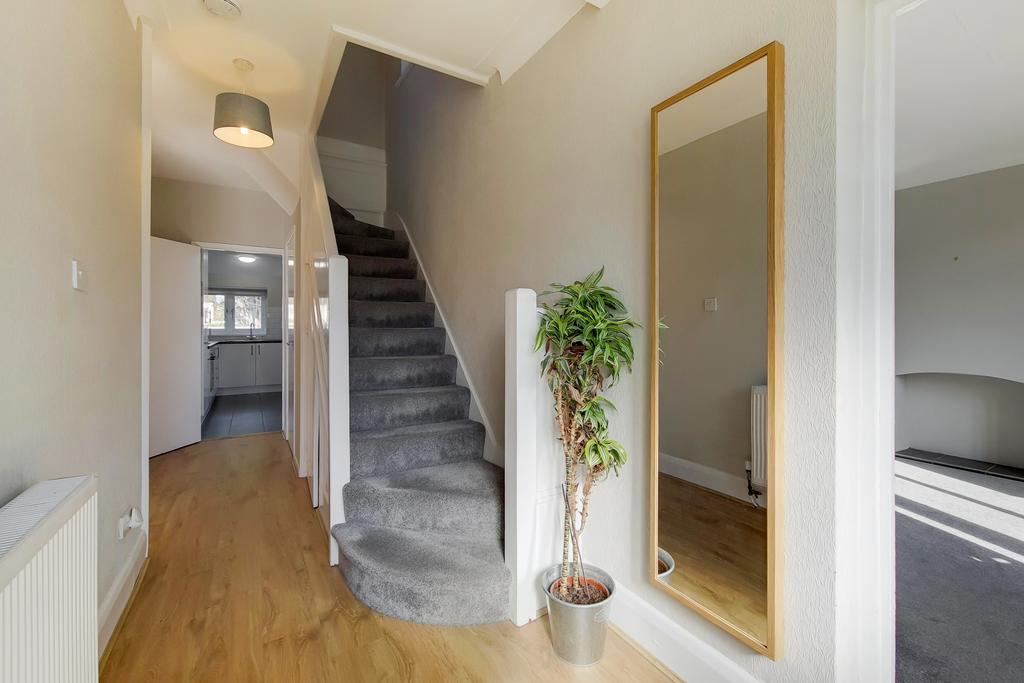 Churchbury Lane, Enfield EN1 3 bed semidetached house £2,250 pcm (£