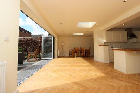 129 Great Tattenhams, Epsom, KT18 5RB