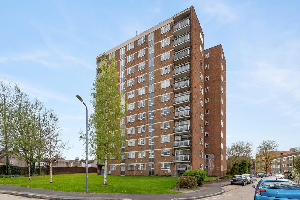Gardner Close, Wanstead Studio £1,100 pcm (£254 pw)