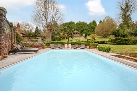 Close End Garden Close, Leatherhead, KT22 8LT