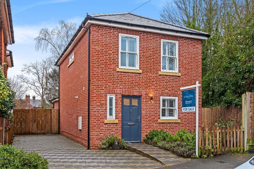 Oxford Road, Mistley, Manningtree, Essex, CO11 1BT 3 bed detached house £400,000
