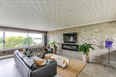 5 Kooringa, Warlingham, CR6 9JP
