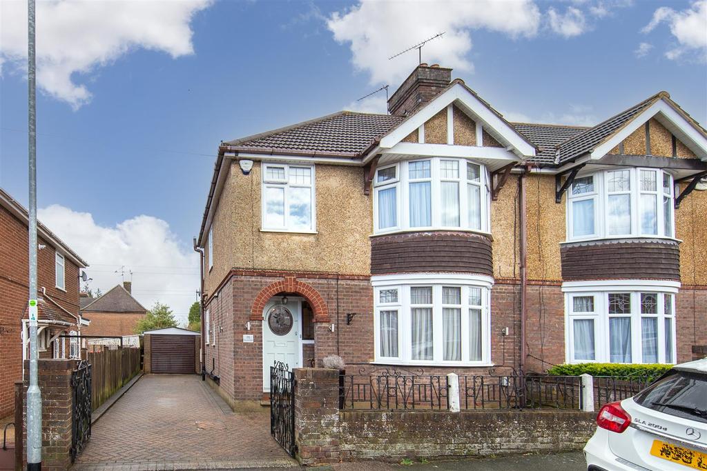 Downs Road, Dunstable, Bedfordshire 3 bed semidetached house £450,000