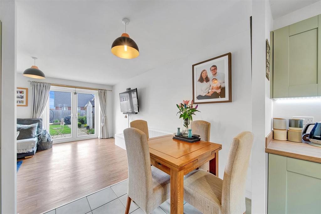 Sitting room/dining room