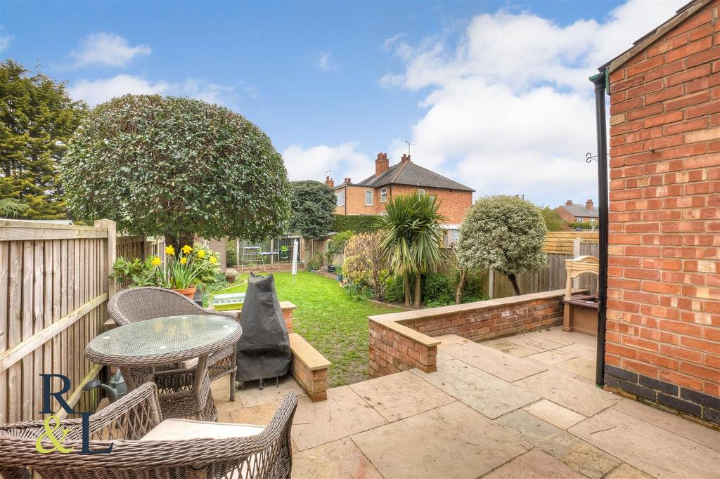 Abbey Circus, West Bridgford, Nottingham 3 bed semidetached house £