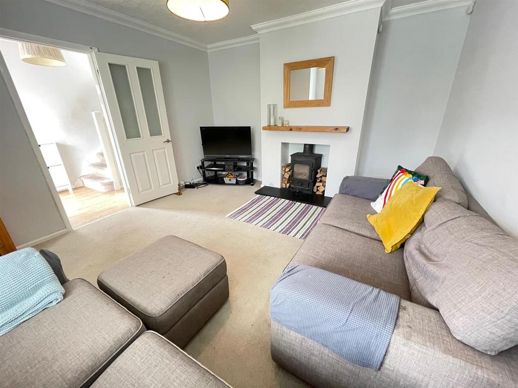 Vaux Crescent, Hersham, WaltonOnThames 3 bed semidetached house £