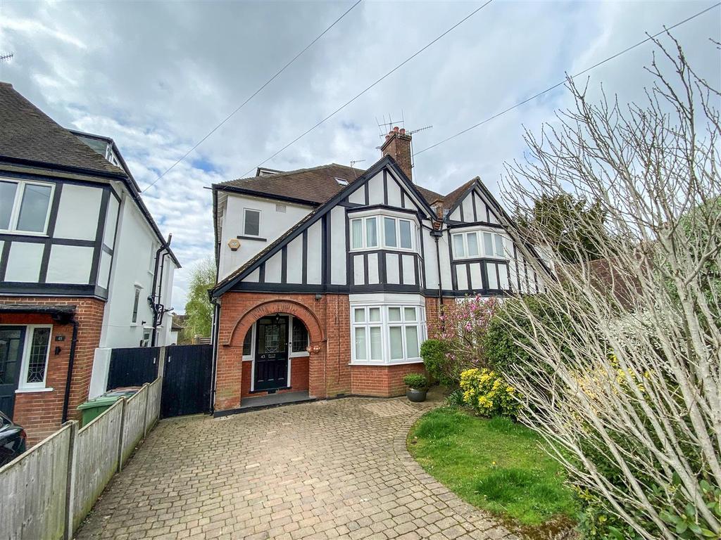 Belmont Road, Bushey 6 bed semidetached house for sale £1,200,000